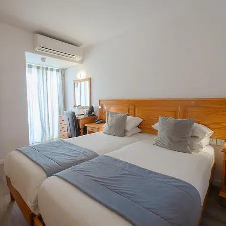Gillieru Harbour Hotel